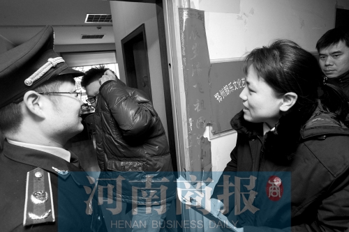 城管巡回法庭法官，到因違反城市管理的受罰當事單位送傳票