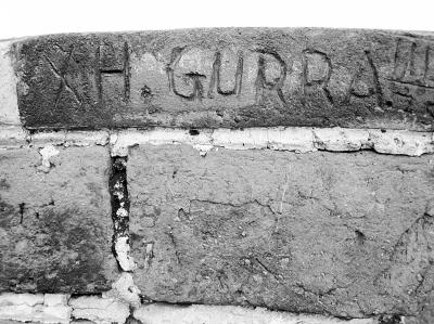 　　圖為長城城墻上的刻痕。記者 王昊魁攝　