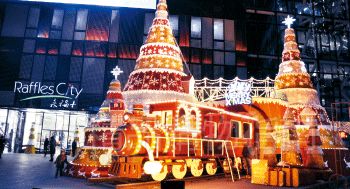 北京商場(chǎng)做圣誕裝飾,越來越花血本。