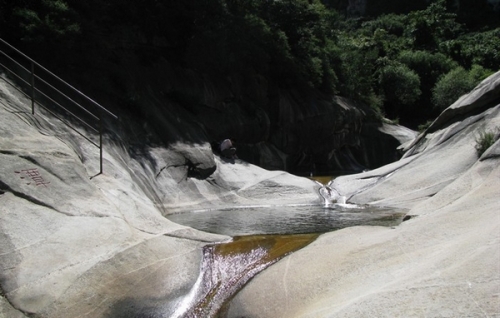 夏日避暑鉆進(jìn)京郊瀑布 京郊三大觀瀑好去處 夏日避暑鉆進(jìn)京郊瀑布 京郊三大觀瀑好去處