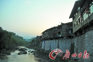 　　夕陽(yáng)下的古鎮(zhèn)?！? complete=