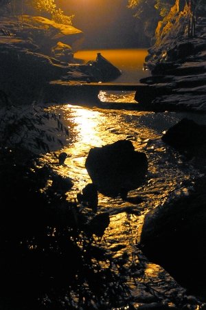 　　夜幕下古鎮(zhèn)江邊?！? complete=