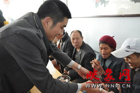 　　“韓胖子”千只茶香雞茶香鴨捐贈環(huán)衛(wèi)工人、農民工學子和鄭州市社會福利院。