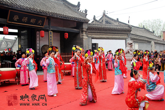 游客參觀清明小長(zhǎng)假新推出的本土特色節(jié)目《鼓樂(lè)迎賓》。