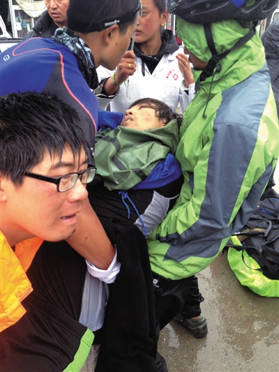 事發(fā)后,有驢友幫忙救治李翔(中)。驢友供圖