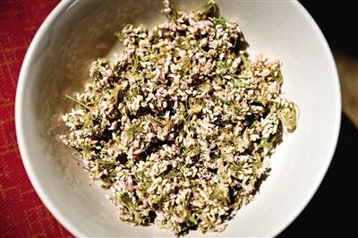 作為香料的扎蒙是一種陜北常見(jiàn)的細(xì)碎野花。