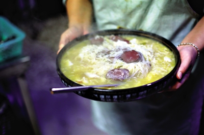 酸菜燉血腸是長白山一帶常見的菜品,有著東北地區(qū)典型的質樸、實在的風格。