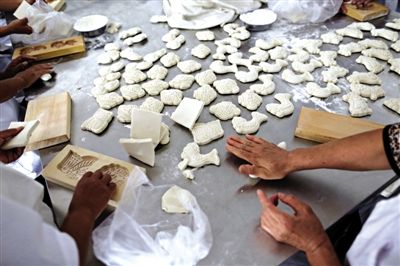 面花是黃驊最有特色的一種面食，常見于各種禮事和節(jié)日宴席上，充滿了儀式感。