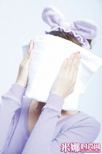 毛巾放到浴缸里浸濕擰干 毛巾放到浴缸里浸濕擰干