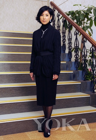 日劇《真我霓裳》中，飾演時裝大師的黑木瞳