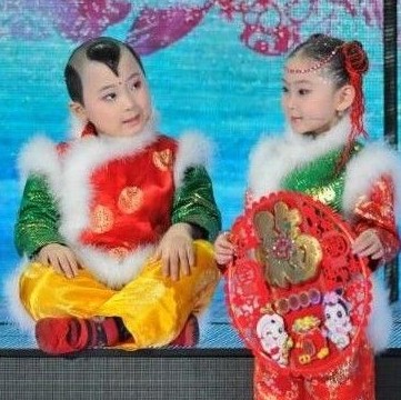 鄧鳴賀(左)在春晚上。