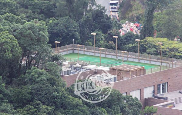 林青霞1994年6月29日嫁給香港商人邢李源，淡出影壇。林青霞婚后樂于相夫教女，其丈夫于2010年退