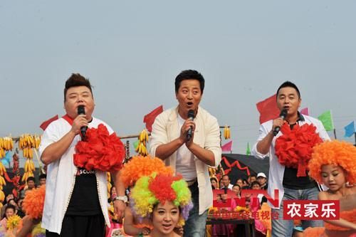 央視7套《鄉(xiāng)村大世界》節(jié)目主持人，左一為劉剛
