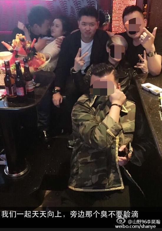 田源朋友辟謠稱左側(cè)抱著女子親吻的是田源的發(fā)小，女子的男友。