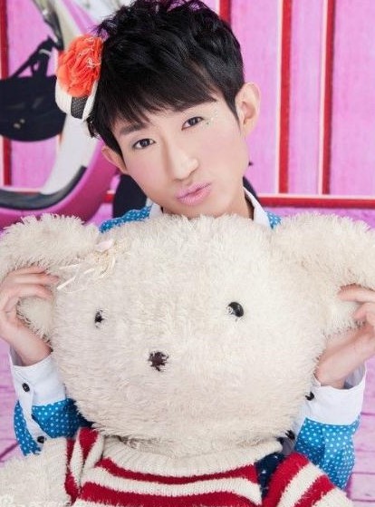 “粉紅哥”畢然寫真。