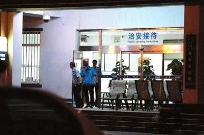 釋小龍走出派出所。