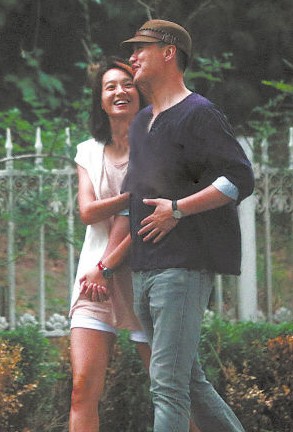 朱丹與神秘男友牽手亮相。