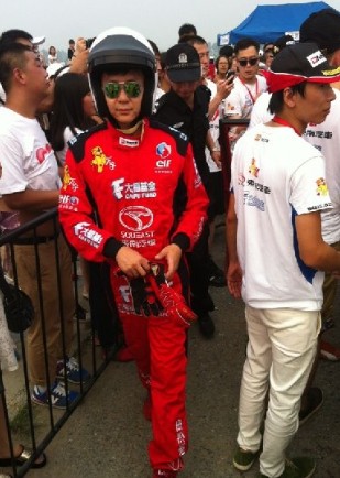 李晨撞車后看起來并無大礙，調整狀態(tài)繼續(xù)比賽。