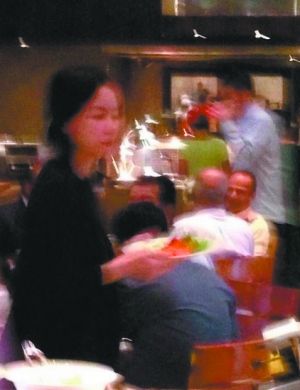 王菲在印度被網(wǎng)友偶遇。