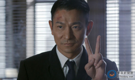 媒體爆料17年前華仔拍戲踢壞直升機。 媒體爆料17年前華仔拍戲踢壞直升機。