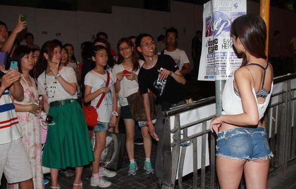 嫩模仙樂都性感著裝惹大叔圍觀，無懼與馬來西亞美女比身材。