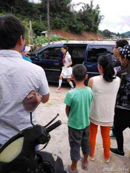 網(wǎng)友拍攝張柏芝穿學生服造型