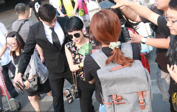 2015年7月6日，北京，陶喆前任楊子晴現(xiàn)身首都機(jī)場。剛一出來就遭到媒體圍堵，問及7號陶喆會有反駁證據(jù)