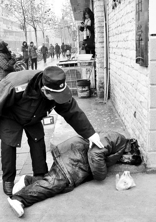 流浪漢兩次栽倒兩次有人救助 最后被救助站接走 流浪漢兩次栽倒兩次有人救助 最后被救助站接走