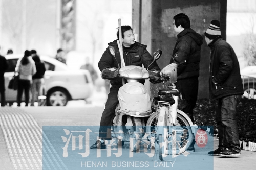 想讓農(nóng)民工安定下來，城市要給他們相應(yīng)的福利待遇，還有家的感覺