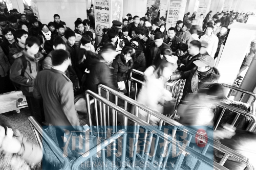 這兩天，汽車站客流量很大　