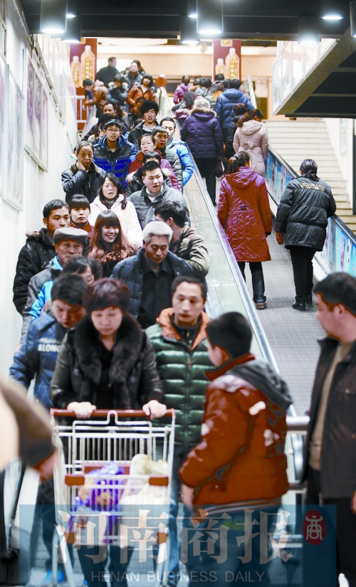 春節(jié)期間，鄭州各商超人流如織