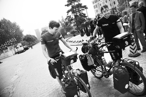 他們說，希望唇腭裂患兒能開口微笑 邱曉峰/圖