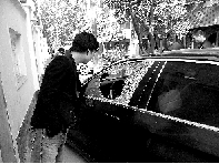 有個人晃了一圈后，寶馬、現(xiàn)代、越野的車窗都“長”出大窟窿