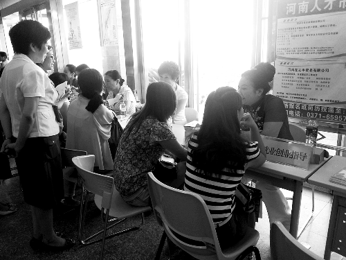 招聘會(huì)，導(dǎo)師團(tuán)正與大學(xué)生面對(duì)面交談。