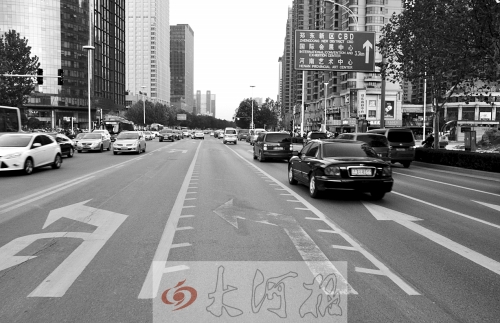 這條畫有多條短斜線的車道就是可變車道，視車流量大小而定，直行車輛多時(shí)它是一個(gè)直行車道，左轉(zhuǎn)車輛多時(shí)它