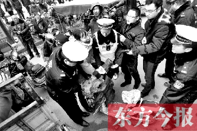 面對要暫扣的非機動車，看車人急了