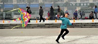 昨日,省會天氣晴好,春意盎然。上午,在綠城廣場,一個小女孩在快樂地放風(fēng)箏。