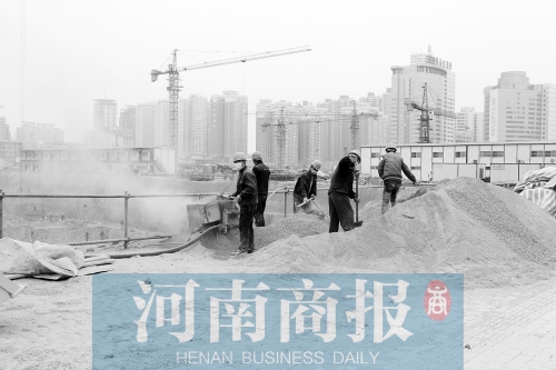 緯二路與東明路交叉口附近，一處工地上塵土飛揚 記者 鄧萬里/攝