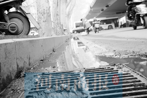 現(xiàn)場(chǎng)，污水流到了機(jī)動(dòng)車(chē)道上