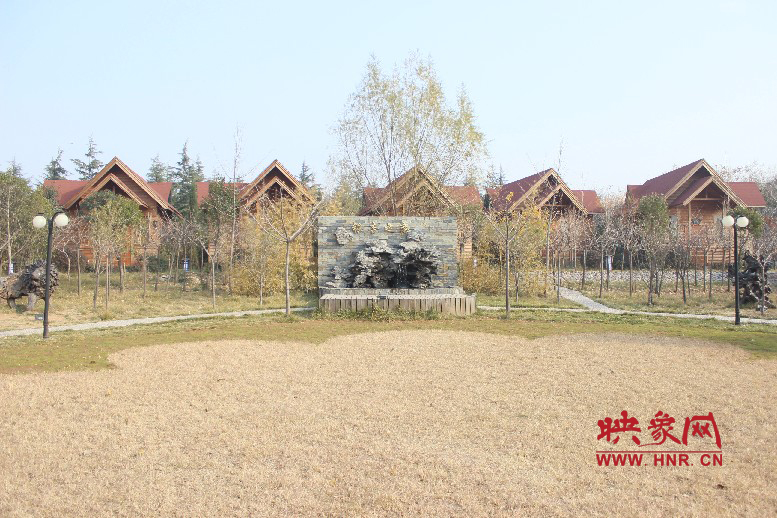 后面就是小別墅，前面是個(gè)廣場(chǎng)