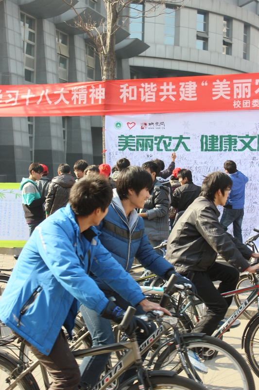 活動現(xiàn)場人流涌動，過路人群駐足觀看