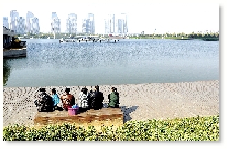 昨天中午，如意湖畔，在這樣的天氣曬太陽是一種享受。 記者 馬健 圖