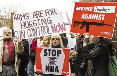 12月17日，華盛頓，示威者來到美國“全國槍支協(xié)會(huì)”在國會(huì)的說客辦公室表達(dá)控制槍支的訴求。