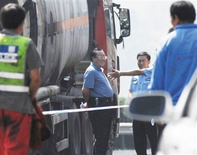 陜西“表哥”楊達(dá)才在車禍現(xiàn)場。資料圖