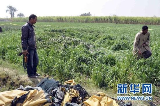 2月26日，在埃及旅游城市盧克索附近，當(dāng)?shù)匕踩藛T在發(fā)生熱氣球爆炸事故的現(xiàn)場查看。