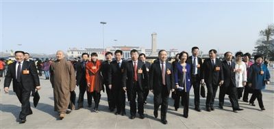 昨日，中國人民政治協(xié)商會議第十二屆全國委員會第一次會議在北京人民大會堂開幕。這是全國政協(xié)委員走向人民大會堂。新華社記者 陳樹根 攝
