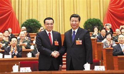 昨日，人大會議投票表決，決定李克強(qiáng)為國務(wù)院總理后，習(xí)近平和李克強(qiáng)親切握手。 新華社記者 蘭紅光 攝