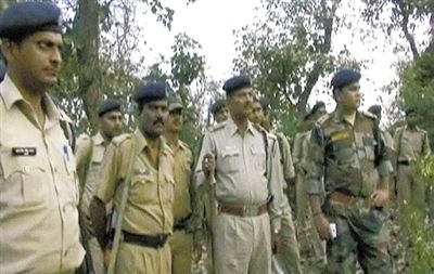 電視畫面顯示，大量警察在案發(fā)地搜查疑犯。