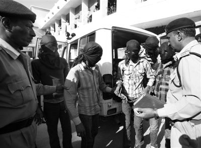 3月18日，印度中央邦，涉嫌輪奸瑞士女游客的男子被押往法庭。據(jù)悉，6名男子均面臨搶劫指控，其中4人面臨強(qiáng)奸指控。