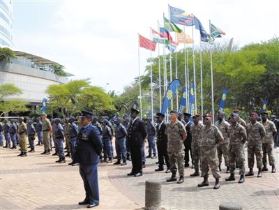 3月23日，南非警員參加德班峰會安保動員會。為確保峰會安全，南非政府從全國抽調(diào)3000名警察加強(qiáng)安保。 新華社發(fā)